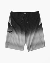 Load image into Gallery viewer, BILLABONG - Fluid Pro Performance Boardshorts 20&quot;
