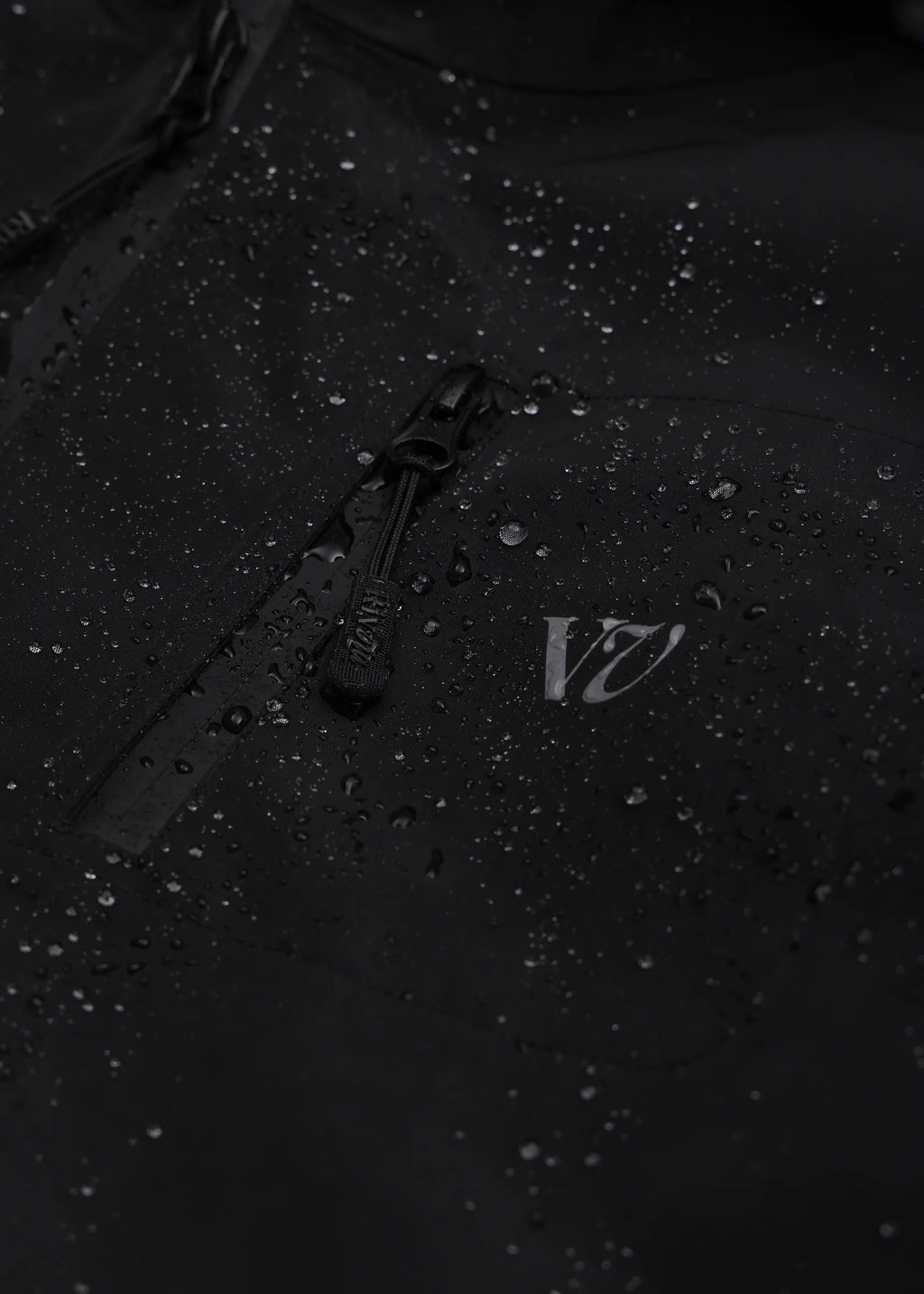 RIVVIA-DISCOVERY WATERPROOF JACKET : BLACK
