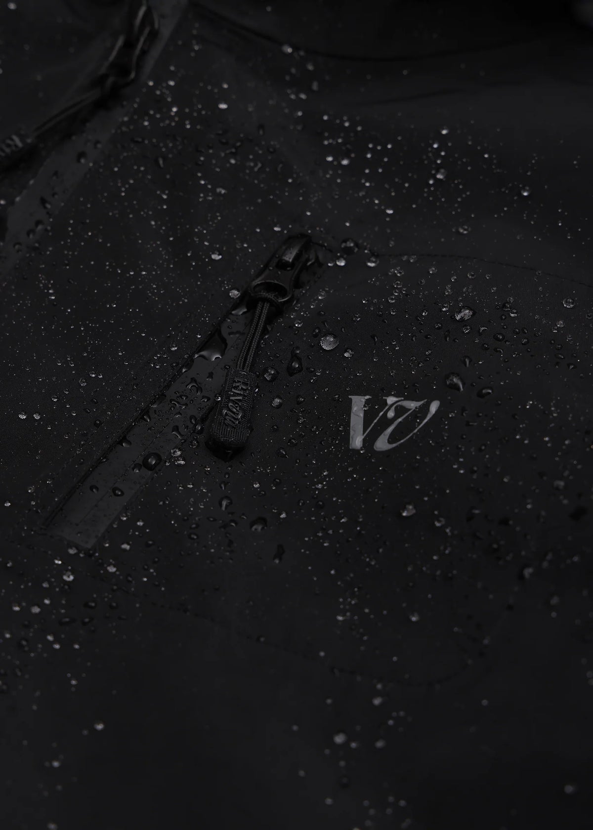 RIVVIA-DISCOVERY WATERPROOF JACKET : BLACK