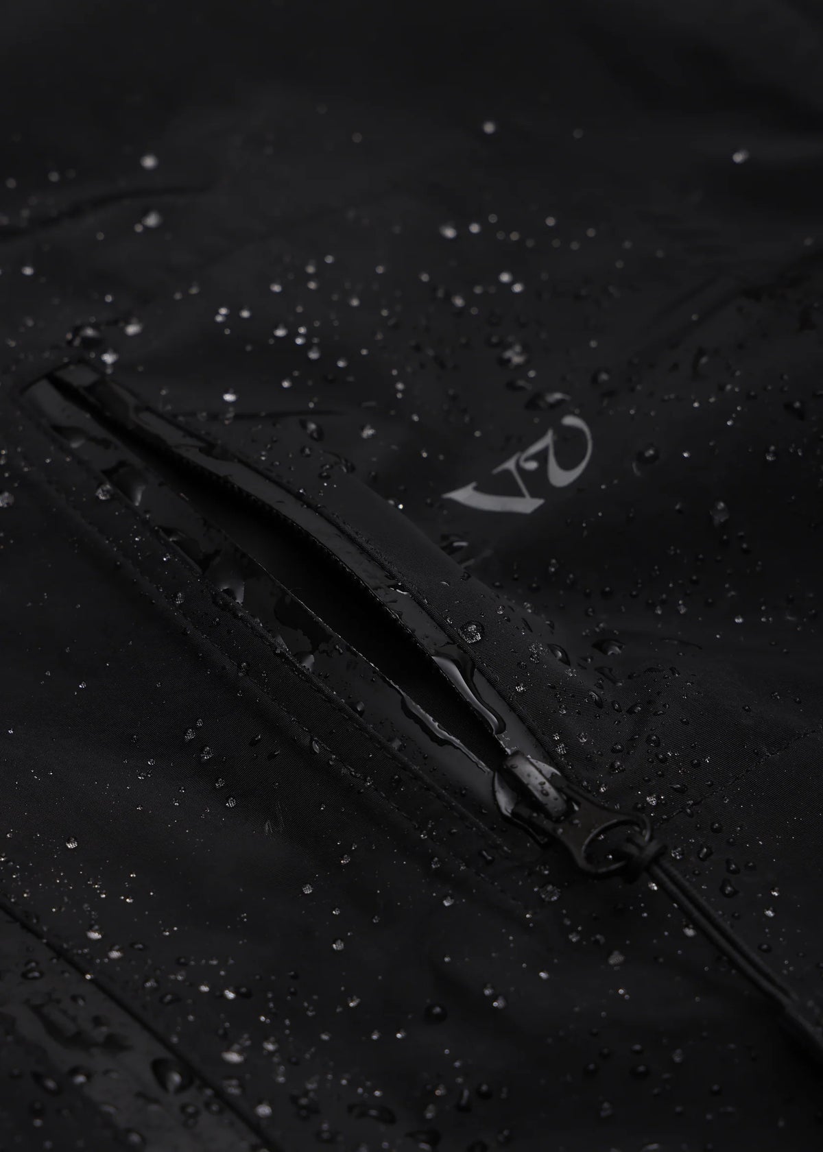RIVVIA-DISCOVERY WATERPROOF JACKET : BLACK