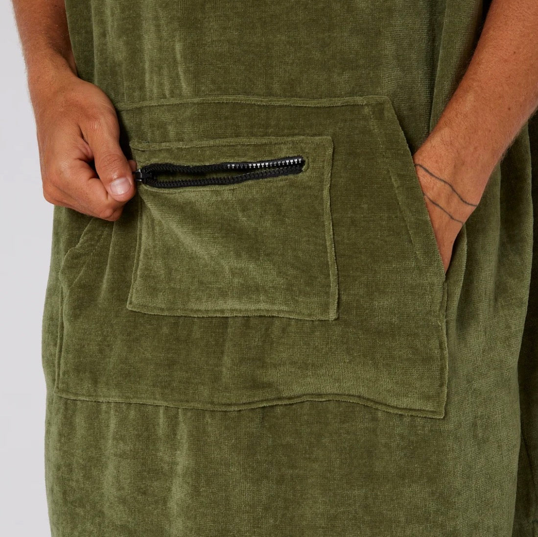 OCEAN + EARTH Mens Corp Hooded Poncho- Black