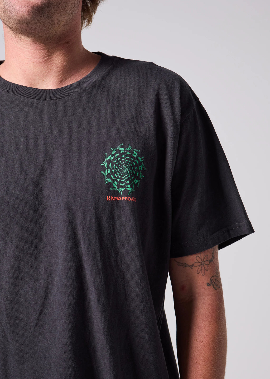 RIVVIA DIMENSION T-SHIRT : PIGMENT BLACK