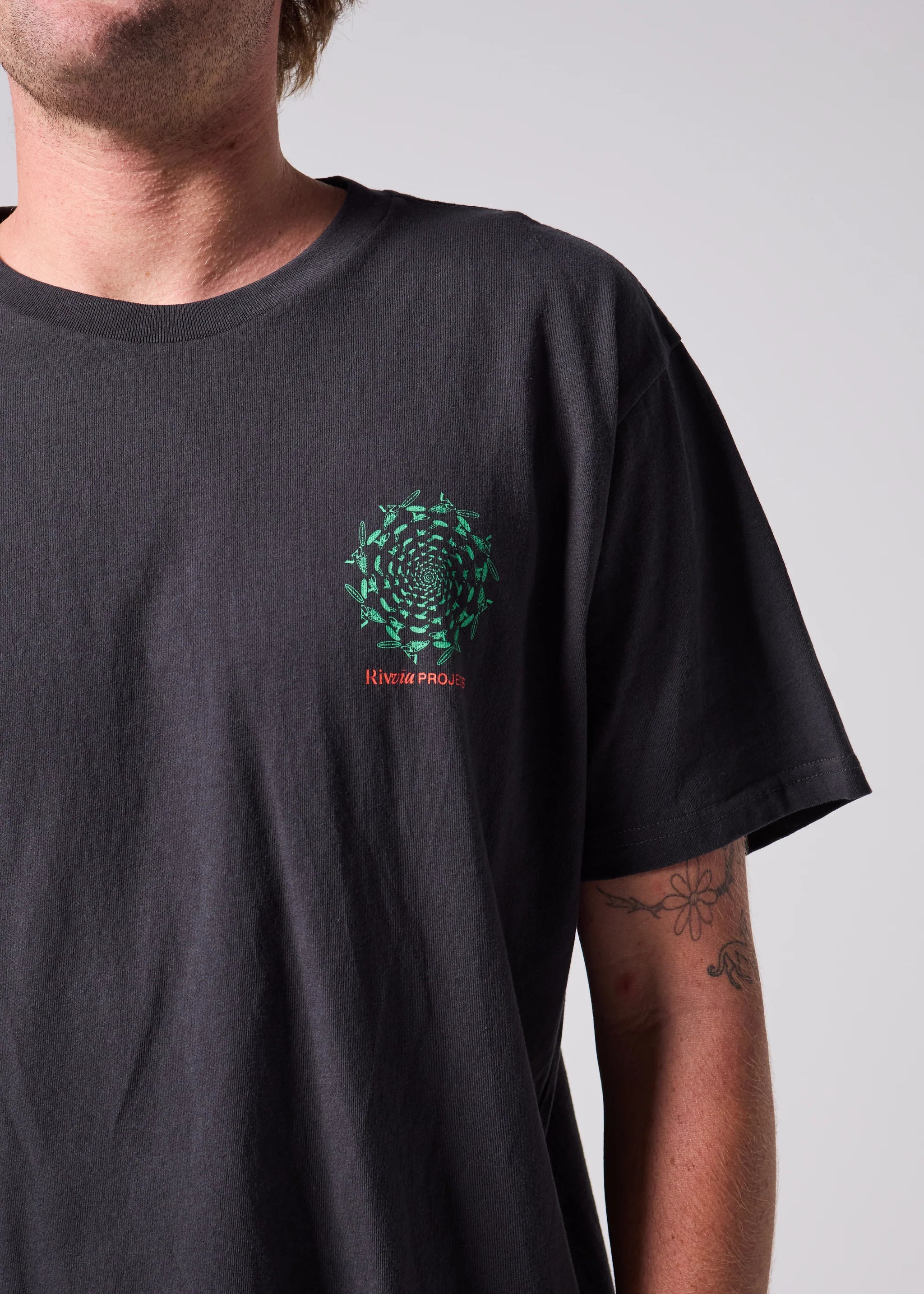 RIVVIA DIMENSION T-SHIRT : PIGMENT BLACK