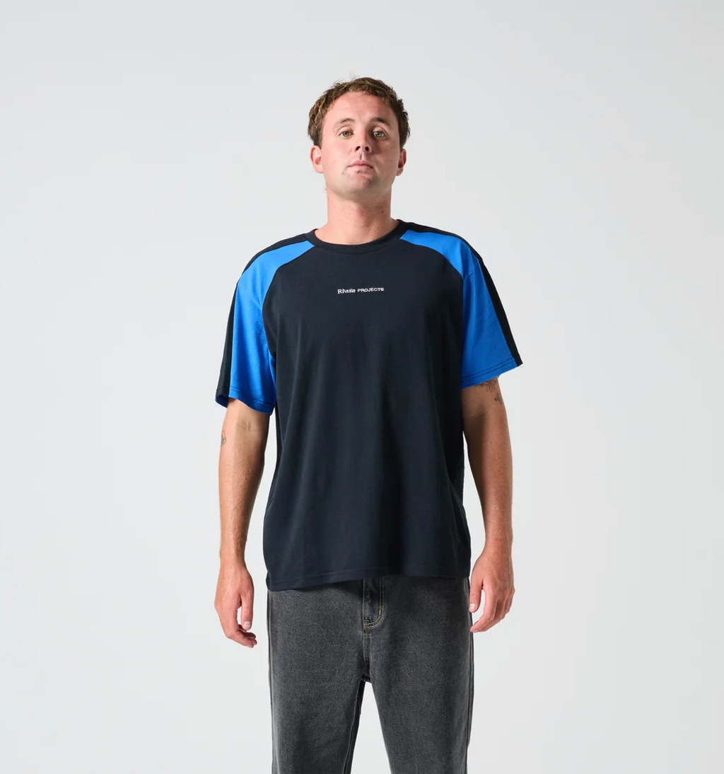RIVVIA PASSAGE T-SHIRT : BLACK/ BLUE