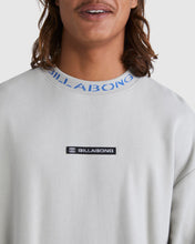 Load image into Gallery viewer, BILLABONG - Bracket Wave Crew
