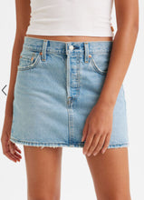 Load image into Gallery viewer, LEVI&#39;S ICON SKIRT
